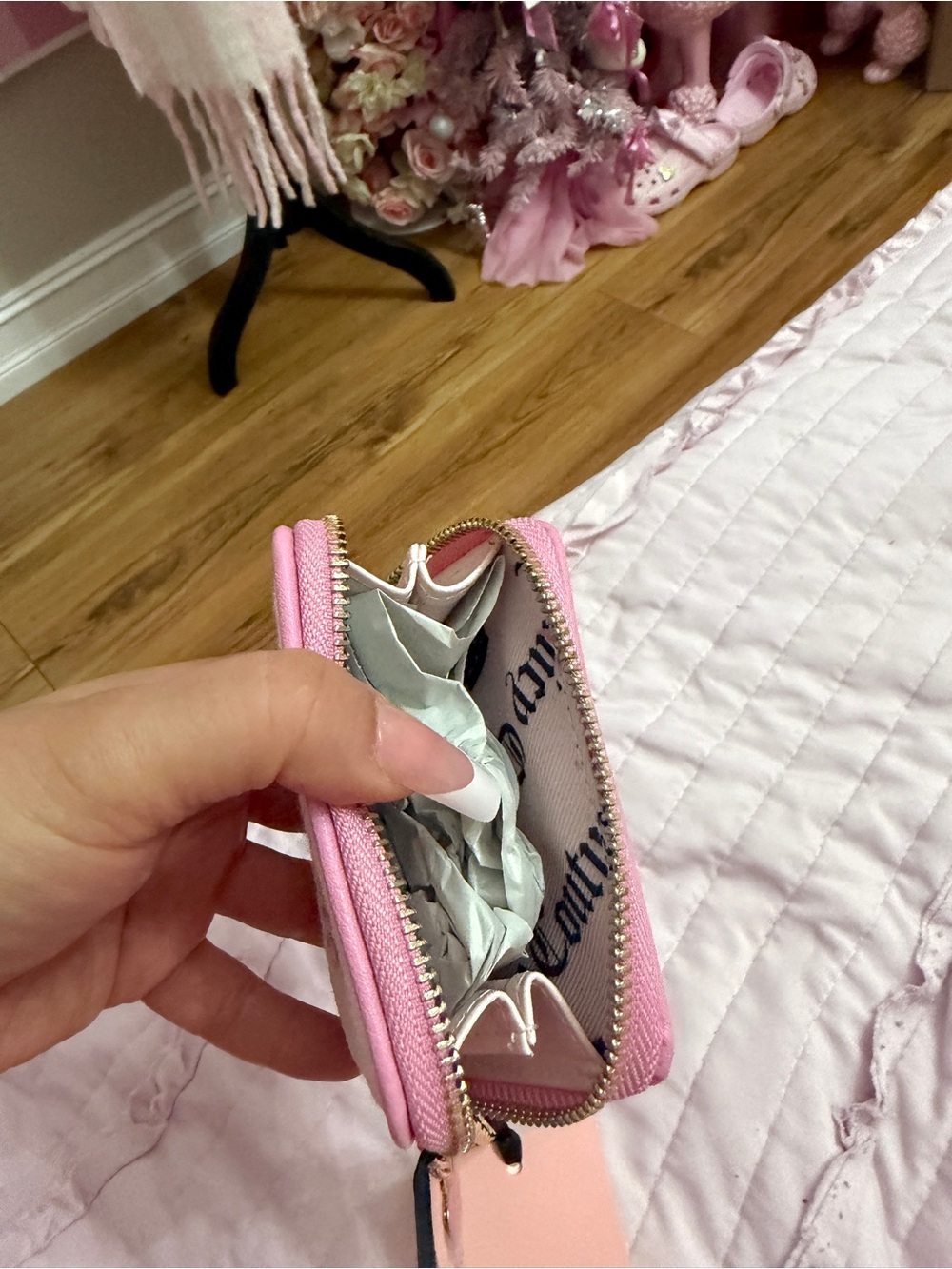 Juicy CoJuicy Couture Powder Blush Retro Strawberry Zip Around Bifold Wallet NWT - Picture 2 of 2